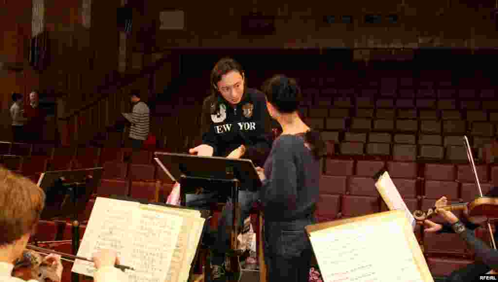 Әлібек өзбектің ұлттық аспаптарын жақсы көретінін айтады. "Отырықшы халықтардың музыкасы сарай үшін жазылды ғой. Сонда да интеллектуалдық мазмұны терең, бірден түсіну қиын" дейді ол. Жас дирижер "шашмақам" жанрын ерекше ұнатады. "Бізге музыканы сақтап, дамыту үшін ешкім жағдай жасап бере қоймайды. Бәрін өзіміз жасауымыз керек" дейді Әлібек. "Астанаға кетер ме едің? Ол жақта музыканттардың табысы жақсы ғой" деген сөзге дирижер: "Түсінем, бірақ бәрін ақшамен өлшеуге келмейді. Өзбекстанды, Ташкентті, музыканттарымды жақсы көрем" деп жауап берді.