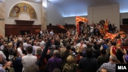 Архивска фотографија - Демонстранти, дел од иницијативата „За заедничка Македонија“ влегоа во Собранието и предизвикаа насилство на 27 април 2017