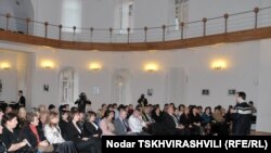 დიმიტრი შაშკინი პედაგოგებთან და მოსწავლეებთან შეხვედრისას