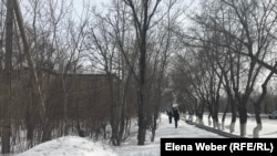 Прохожие на улице в Октябрьском районе. Март 2021 года.