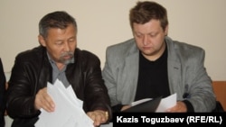 Гражданский активист Есенбек Уктешбаев (слева) и юрист Дмитрий Сазонов  на заседании Экономического суда города Алматы по коллективному иску нескольких НПО, защищающих интересы "ипотечников", к банкам второго уровня. Алматы, 17 октября 2014 года. 