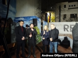 Luis Lazarus și Aurelian Pavelescu, în timp ce se pregătesc pentru declarații la TV.