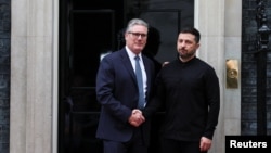 Premierul britanic Keir Starmer îl primește pe președintele ucrainean la Downing Street 10, în inima Londrei, joi, 14 august 2025.