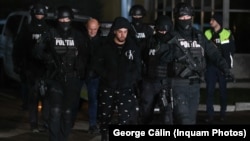 Mercenarul Horațiu Potra (în spate) înconjurat de forțele speciale, pe 8 decembrie 2024, la Ploiești, în ziua în care ar fi urmat să înceapă acțiunea de schimbarea ordinii constituționale.