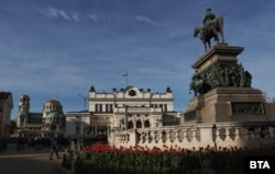 Изглед към историческата сграда на НС и паметника „Цар Освободител“