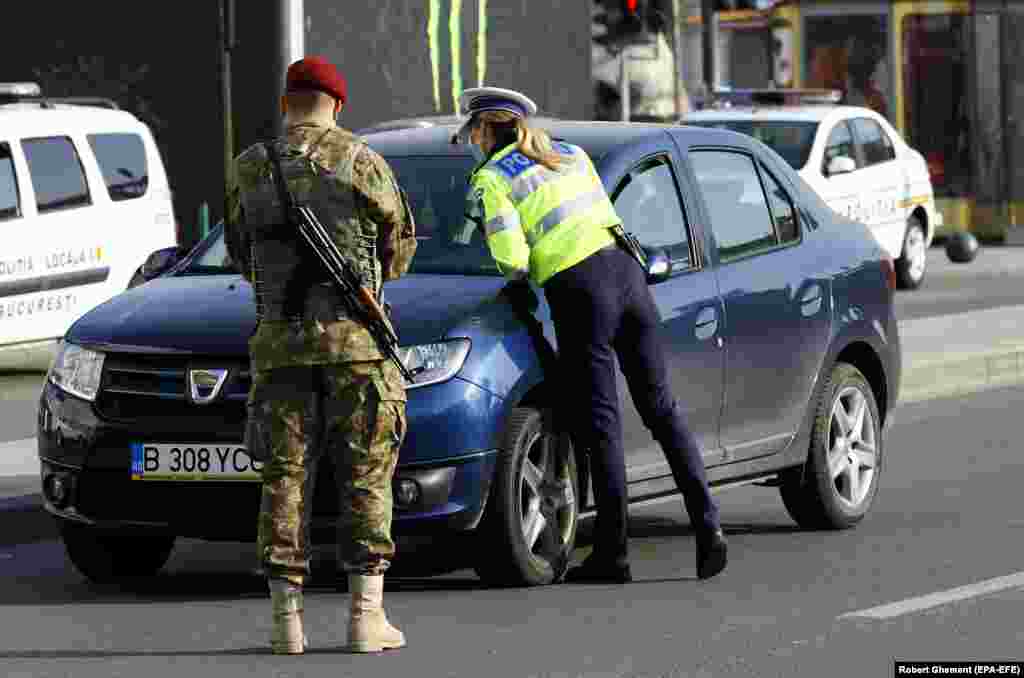 În martie 2020, România se afla în stare de urgență iar deplasările cetățenilor erau restricționate. Echipe comune ale Armatei și Poliției putea fi observate des pe străzile marilor orașe. Imaginea e din timpul unui control de rutină din București, din data de 29 martie &nbsp;