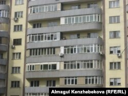 Кондиционеры на фасадах жилых домов в Алматы.