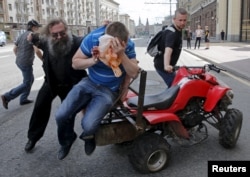 ლგბტ აქტივისტს თავს ესხმიან მოსკოვის ცენტრში, 2015 წლის მაისი