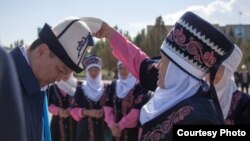 Төрөбаевдин эл менен жолугушуусу.