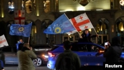 Suporteri ai partidului Visul Georgian sărbătoresc în Tbilisi după rezultatele anunțate la exit-poll-uri.