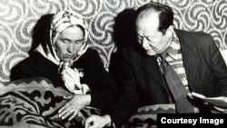 Амантур Акматалиев шырдакчы айым менен. 1990-жж. башы.