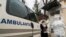 Ambulanța aduce un suspect de coronavirus la spitalul de boli infecțioase Toma Ciorba din Chișinău, martie 2020.
