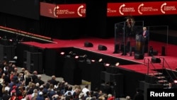 Imagine din timpul discursului lui Donald Trump de la ceremoniile funerare ale lui Charlie Kirk, de pe stadiul Farm State din Glendale, lângă Phoenix, Arizona. 