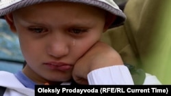 Damir are 6 ani și așteaptă să fie evacuat din casa bunicului său din regiunea Dnipropetrovsk, unde s-a refugiat în urmă cu un an, împreună cu mama și surorile sale, după ce au fugit din Pokrovsk, preluat de ocupația rusească. 