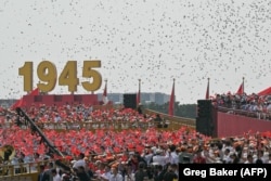 Porumbei, simbol al păcii, sunt eliberați la sfârșitul paradei militare din Piața Tiananmen din Beijings. 3 septembrie 2025.