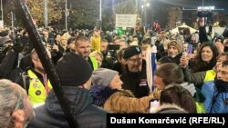 Dijana Hrka, majka jednog od 16 nastradalih u padu nadstrešnice na Železničkoj stanici u Novom Sadu i grupa studenata i đaka koji su pešice došli iz tog grada da joj pruže podršku dok štrajkuje glađu, Beograd, 3. novembar 2025.