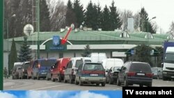 A screenshot from a Russian TV channel purportedly showing thousands of ethnic Russians fleeing Ukraine for the safety of the motherland. 