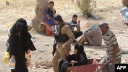 "Ислам мамлекети" тобу басып алган Рамади шаарынан качып чыккандар.