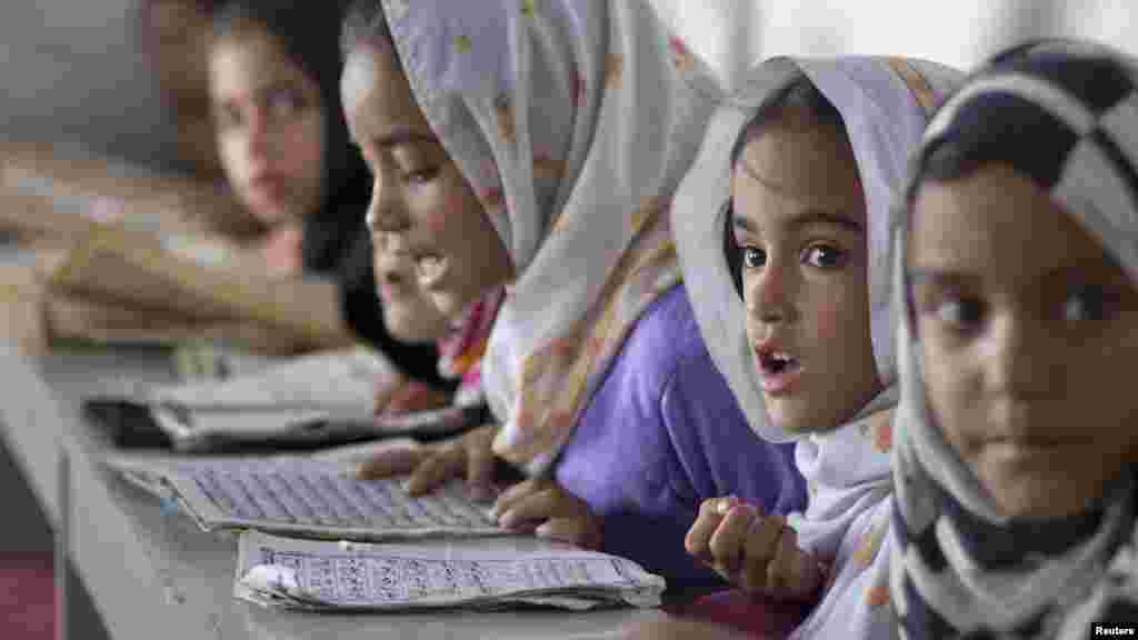 Пакистан. Ученицы медресе читают молитвы во время Рамадана