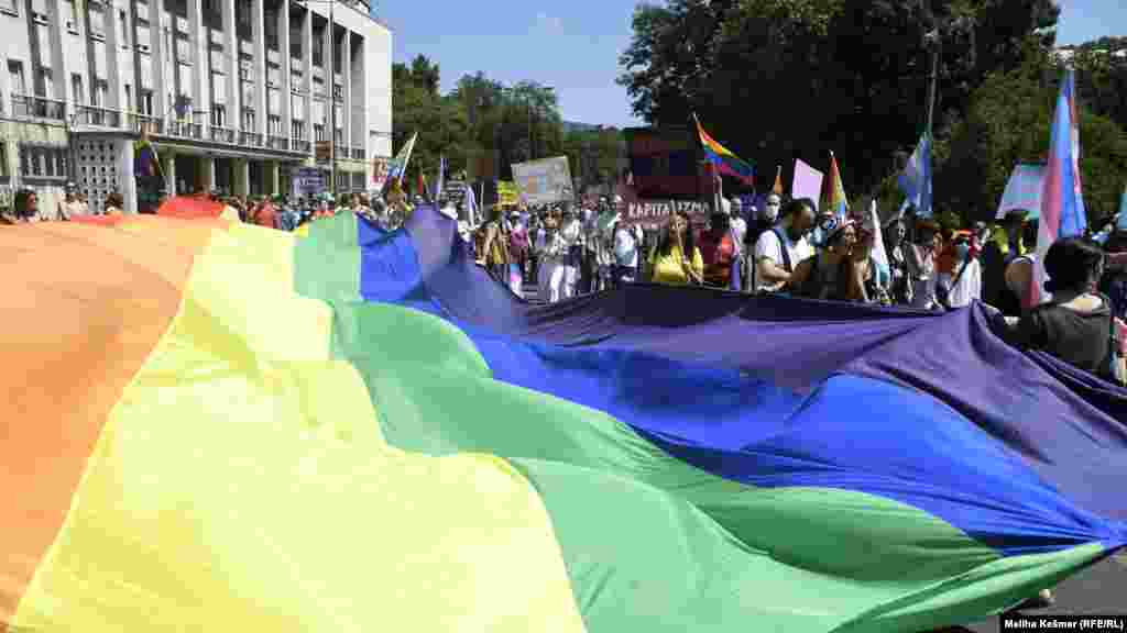 "Važno je da se ovakve stvari dešavaju i da ljudi shvate da ljubav ne poznaje ni granice ni vjeru ni naciju ni ništa i da se treba samo voljeti i živjeti u ovim teškim vremenima zajedno, samo tako možemo opstati", rekao je&nbsp;Adrijan iz Zagreba.