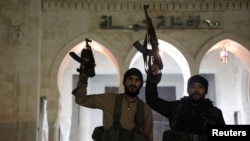 Боевики «Хайят Тахрир аш-Шам» в губернаторском дворце в захваченном ими городе Хама, 5 декабря 2024 г.
