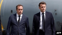 Protestele din Franța sunt direcționate mai ales împotriva președintelui Emmanuel Macron (d), care l-a numit în funcția de prim-ministru pe Sebastien Lecornu (s).