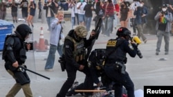 Протесты в Лос-Анджелесе после многочисленных задержаний мигрантов подраздедениями миграционной полиции ICE, июнь 2025