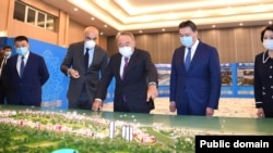 Экс-президент Нурсултан Назарбаев (ортодо) Rixos Water World Актауда байкоо жүргүзүүдө. Феттах Таминже (солдон экинчи). 18-сентябрь, 2020-жыл.