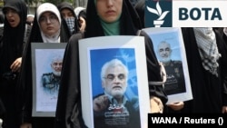 Pjesëmarrës në një protestë kundër Izraelit në Teheran, duke mbajtur portrete të gjeneralëve dhe shkencëtarëve bërthamorë të vrarë gjatë sulmeve izraelite në Iran më 13 qershor 2025.