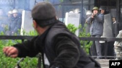 Апрель окуясы маалында 87 киши набыт болгон. Кийин жаракат алгандар арасында каза болгондордун саны артып, жалпысынан 100дөн ашуун адам жарыкчылык менен кош айтышты. (Фото 2010-жылдын 7-апрели).