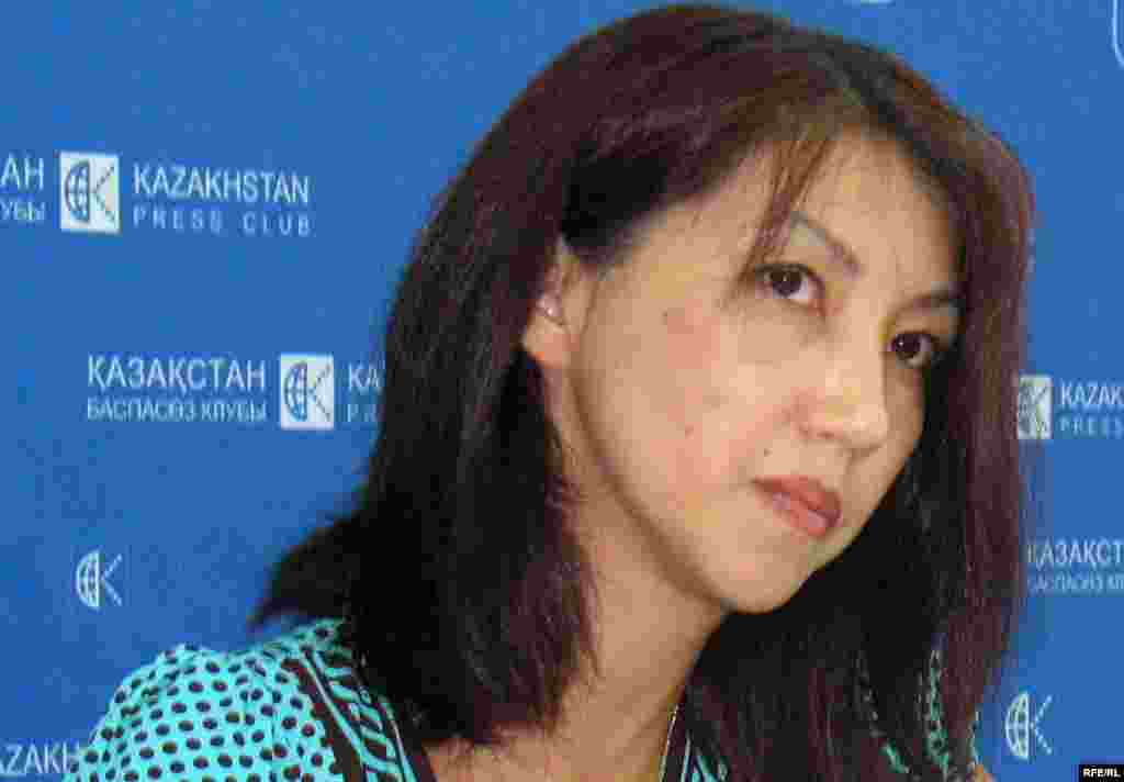 Мейрам Тұржанова - тұтқындалған бизнесмен Серік Тұржановтың әйелі баспасөз- мәслихатында. Алматы, 26 тамыз 2009 жыл.  - Мейрам Тұржанова қоғамдық қорғаушы ретінде бизнесмен Серік Тұржановты мемлекеттік қаржыны жымқырды деп айыптап отырған қаржы полициясын сынға алып бірнеше рет баспасөзге сұхбат берген еді. Сондай-ақ бизнесменнің адвокаты да азаматтың кәсіби қорғалуға деген құқының бұзылып отырғандығын айтады.  