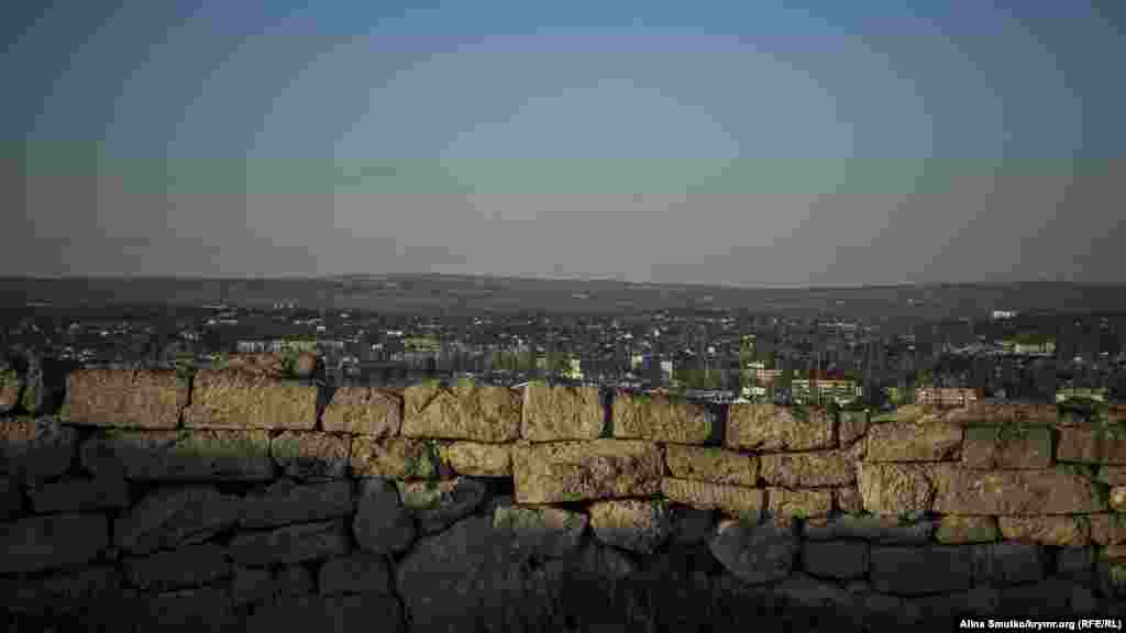 Центром міста була гора, пізніше названа Митридатовою. На її вершині був розташований акрополь з одним з найбільших у Причорномор'ї храмів Аполлона, на схилах жили багаті городяни, підніжжя заселяли бідняки