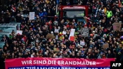 La protestele care au avut loc la Berlin, pe 2 februarie, mii de germani au cerut politicienilor să nu colaboreze cu AfD – Partidul Alternativa pentru Germania și au strigat „Tare împotriva nazismului".