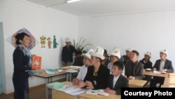 Нарында окуп жаткан памирлик кыргыздардын балдары. 