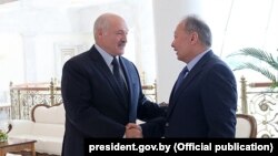 Беларустун президенти Александр Лукашенко менен Кыргызстандын мурдагы президенти Курманбек Бакиевдин жолугушуусу. Минск, 6-август, 2019-жыл. 