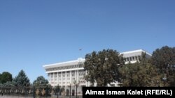 Кыргызстандын легендарлуу парламенти да ошол учурда Ак үйдө иштеген.