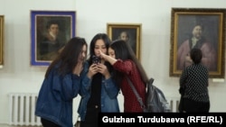 Музейде телефон карап жаткан кыздар. Бишкек. 18-май, 2019-жыл.