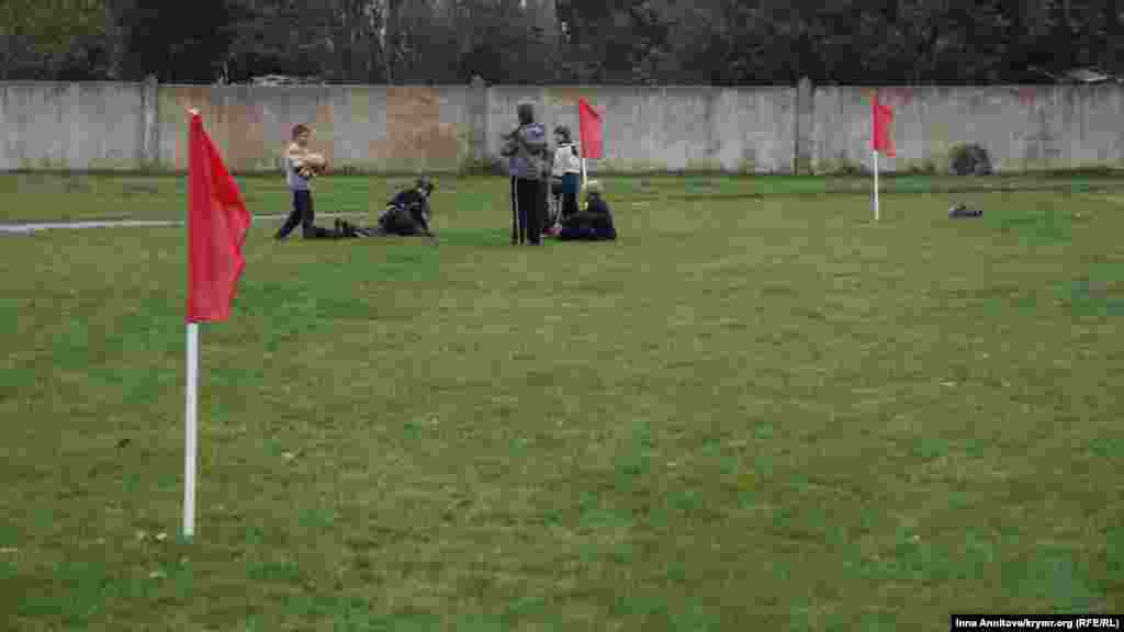 Тренування &laquo;Таврії&raquo; підігрівають азарт місцевих жителів. За воротами хлопчаки мріють про великий футбол, але поки на траві більше б'ються​