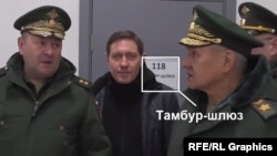 შოიგუს (მარჯვნივ) ვიზიტის ვიდეოკადრებში სერგიევ პოსადის დაწესებულებაში ჩანს რუსული წარწერა კარზე „საჰაერო საკეტი“