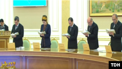 Hökümet mejlisine gatnaýşaýn resmiler. 6-njy dekabr, 2019. Türkmen TW-sniň "Altyn asyr" kanalyndan alnan surat