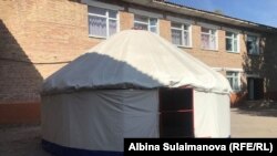 Таластагы №1 мектептин алдына тигилген боз үй.