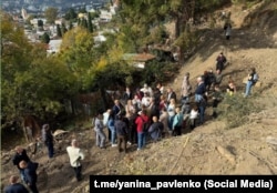 Вид на Поликуровский холм в Ялте, октябрь 2025 года