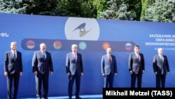 Владимир Путин (справа) и  его постсоветские партнеры, лидеры Армении, Беларуси, Казахстана и Киргизии, на саммите ЕвразЭС в Ереване, 2019 год