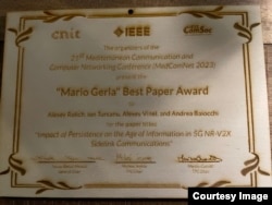 Premiul pe care Ion și colegii săi l-au obținut la o conferință în 2023.