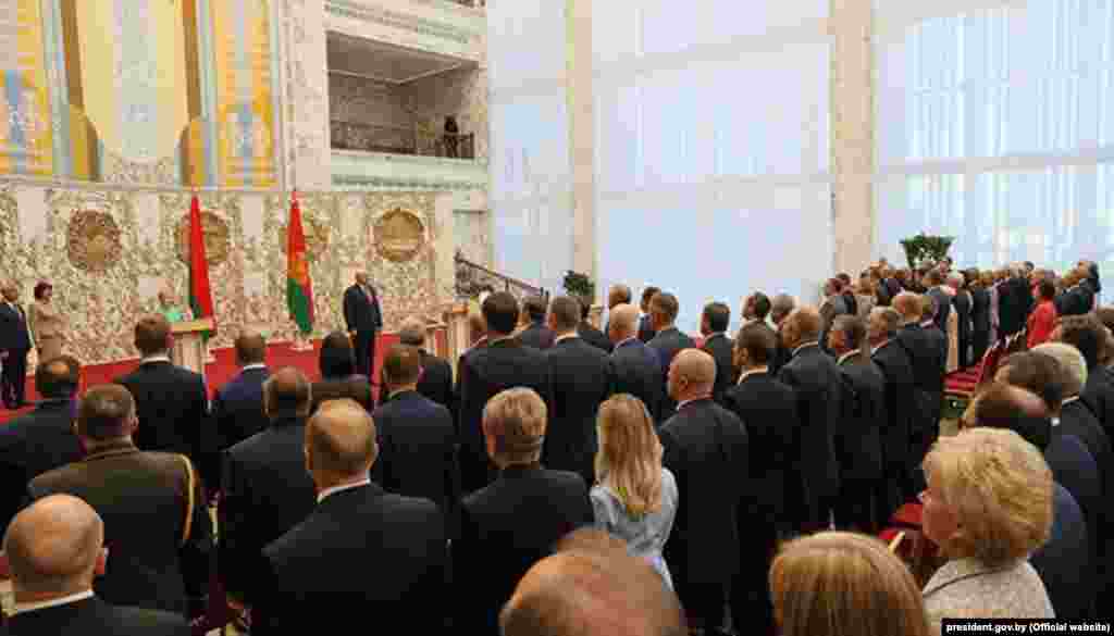 ლუკაშენკამ მეექვსედ დადო პრეზიდენტის ფიცი მაღალი რანგის ოფიციალური პირების თანდასწრებით. კონსტიტუციაზე მას მარჯვენა ხელი ედო, ასე წარმოთქვა&nbsp; ფიცი და შემდეგ&nbsp; ხელი მოაწერა მას.&nbsp; &nbsp;