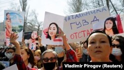 Милициянын ишине нааразылык акциясынан бир көрүнүш. 8-апрель, 2021-жыл.