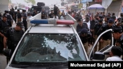 دا د ۲۰۲۱ز کال جولای ۳۰مه په پېښور کې د پوليسو پر ګاډي د لاسي بم بريد انځور دی.