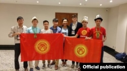 Бразилиядагы дүйнөлүк математикалык олимпиадада коло медаль жеңген Кыргызстандык мектеп окуучулар жетекчиси менен. 25.07.2017