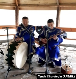 Алтай өнөрпоздору Урмат менен Алаш (оңдо). 14.9.19.