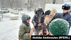 Активист Акторгын Аккенжебаласы Алматыда пикет өткөрүүдө. 22-январь, 2025-жыл.